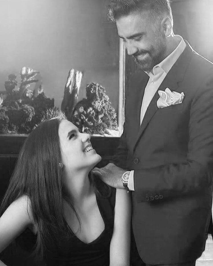 La cantautora, quien mantuvo en total discreción su noviazgo con el joven, de 28 años, confesó que la noticia de su matrimonio tomó por sorpresa a Alejandro Fernández y a su abuelo, Vicente Fernández, puntualizando en que ambos están felices y que se llevan muy bien con su ahora esposo.