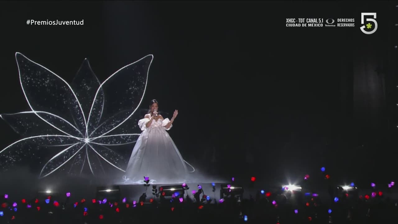 Natti Natasha revela el género de su bebé en los Premios Juventud 2025; así fue el emotivo momento