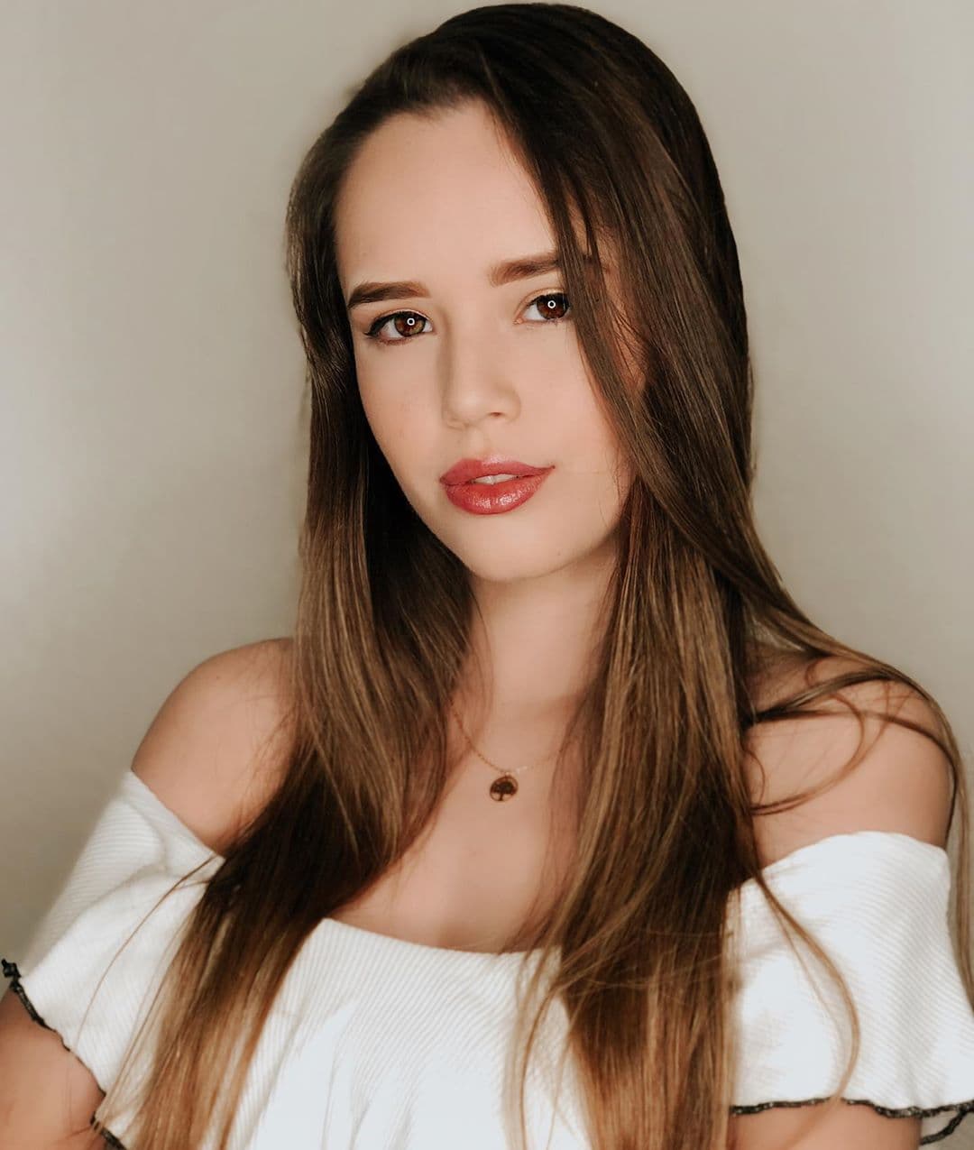 Con ahora 20 años, Saraí Meza tiene una carrera en ascenso y muestra lo enamorada que está del cantante, a quien presume constantemente en redes sociales.