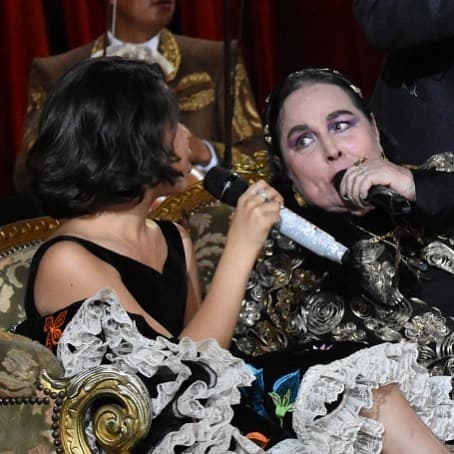 Difunden tiernas fotos de Ángela Aguilar con su abuela Flor Silvestre y fans afirman: ‘Qué chulada’