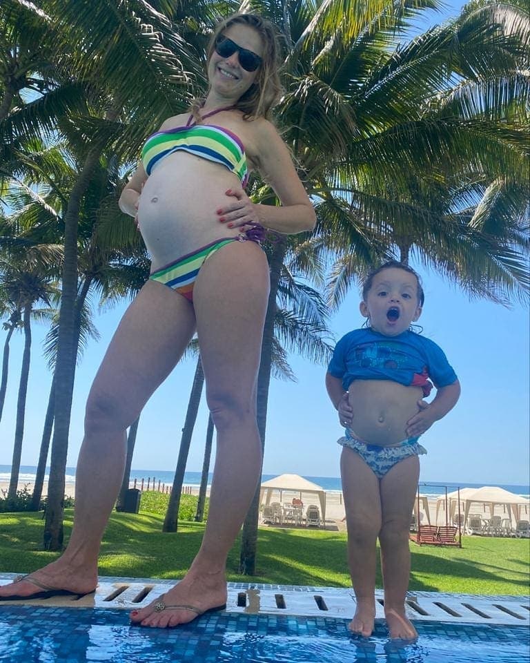 Ana Layevska está en la recta final de su embarazo y en Instagram afirmó: ‘En tiempos difíciles, debemos recordar el poder transformador de una sonrisa’. En octubre pasado, la actriz reveló mediante un video no solo que su familia con Rodrigo Moreira crecería, sino también dio a conocer que esperaba un varón.