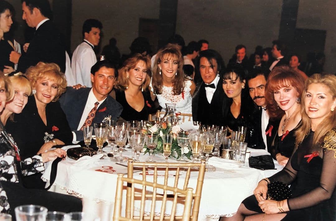 La tarde de este domingo 25 de octubre se dio a conocer el sensible fallecimiento de Alfredo Palacios, mejor conocido como ‘el estilista de las estrellas’, a los 72 años. El famoso peluquero y maquillador será recordado por ser uno de los hombres más famosos a nivel nacional en la industria de la belleza, profesión que le dio oportunidad de trabajar con famosas como Verónica Castro, Silvia Pinal y Maribel Guardia.