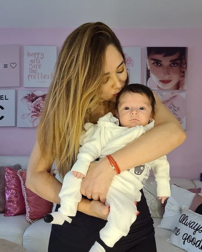 Sherlyn muestra la terapia que su hijo André recibe a mes y medio de su nacimiento