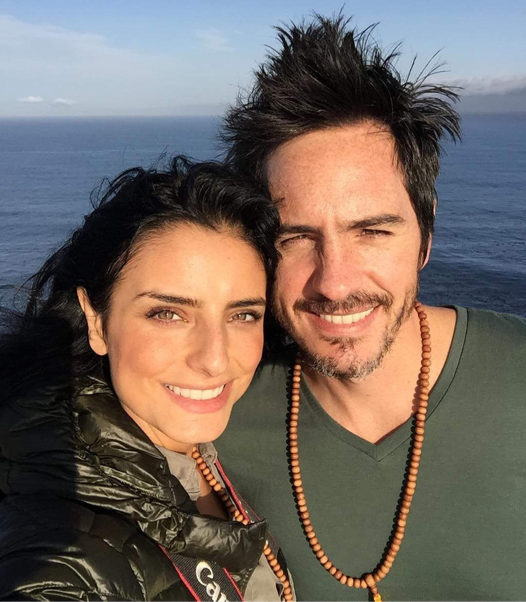 Aislinn Derbez aparece en traje de baño y Mauricio Ochmann afirma: ‘Estás en llamas’