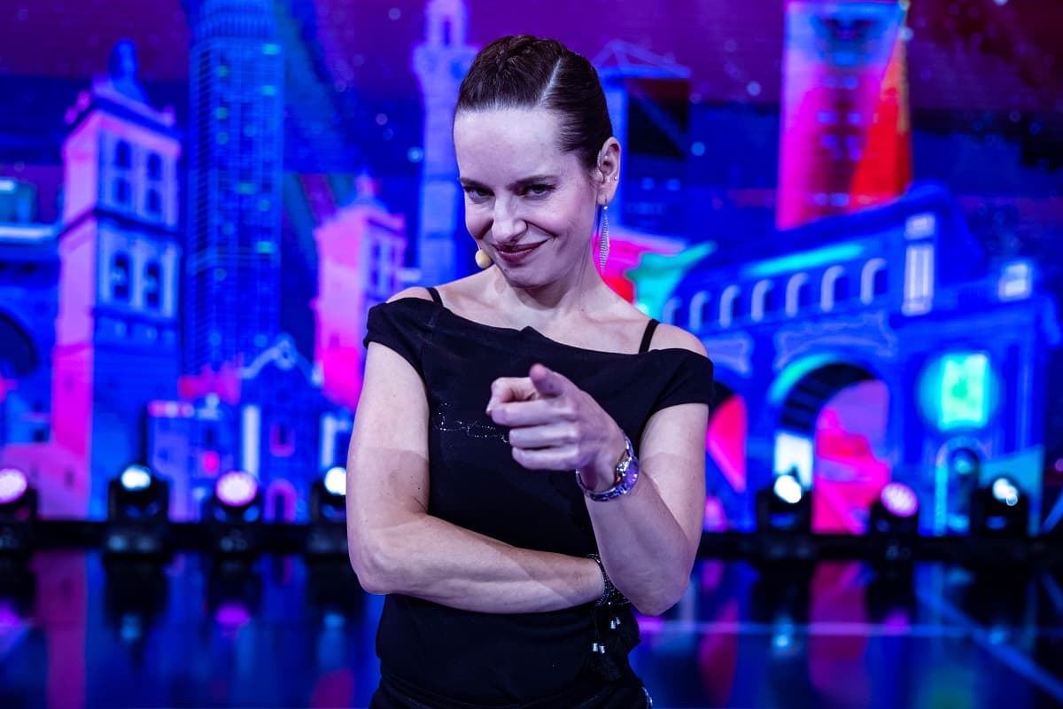 Gaby Platas sorprende con sus botas en Me Caigo de Risa