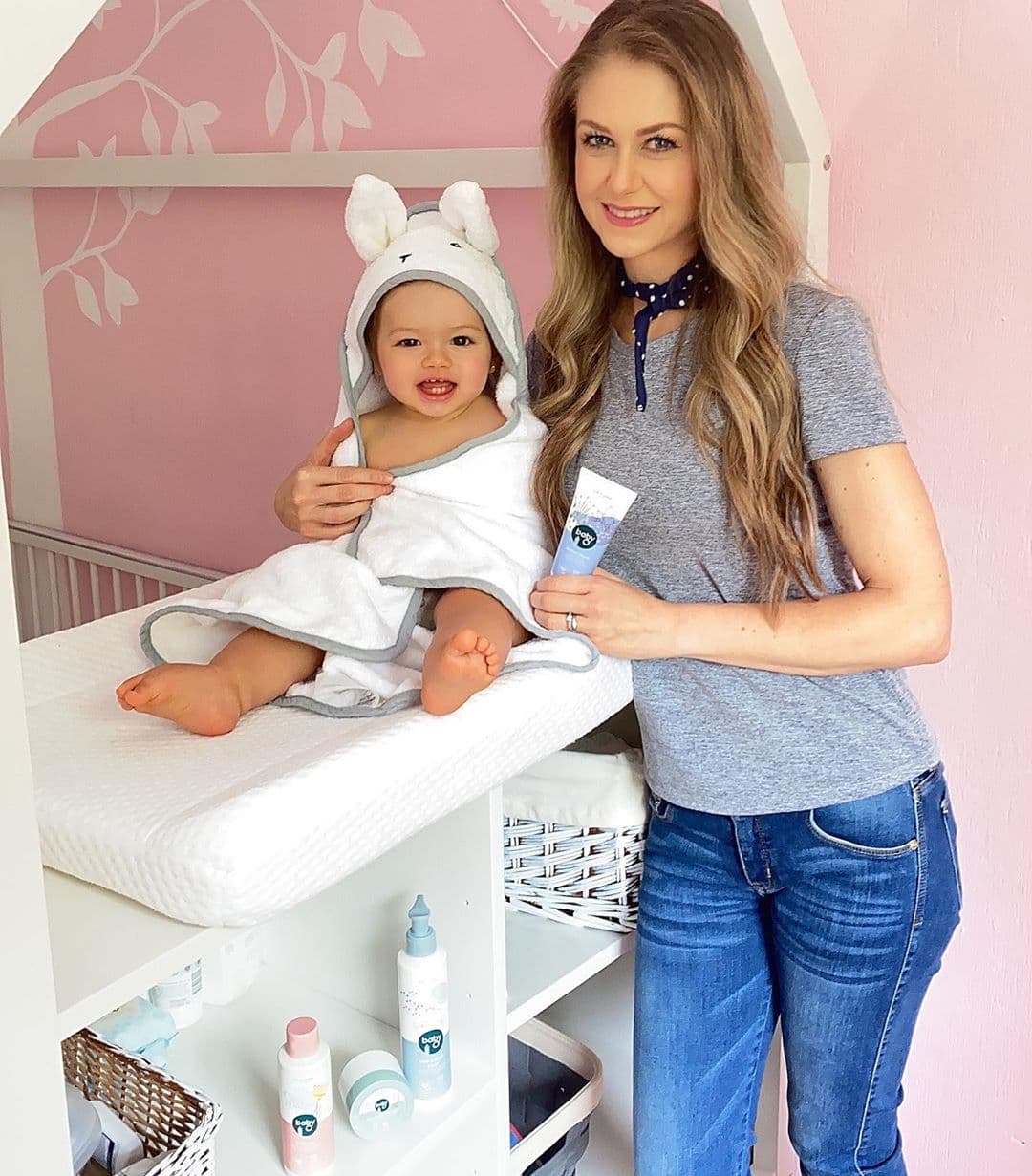 Ingrid Martz no solo deja ver su faceta de madre en redes sociales, desde hace algunos meses muestra cada rincón del hogar que comparte con su familia, desde la tierna habitación de su hija Martina hasta su baño.