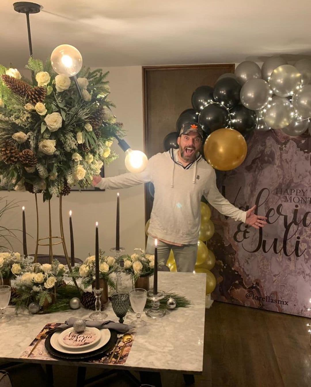Mientras que Valeria Marín compartió fotografías similares, en las que destacó lo feliz que es al lado del actor. “Café, tacos… 10 meses después una cita para cenar. Lo vivo, lo disfruto, la vida es eso, momentos, fluir, amar y contigo me sale muy bien”, sentenció.