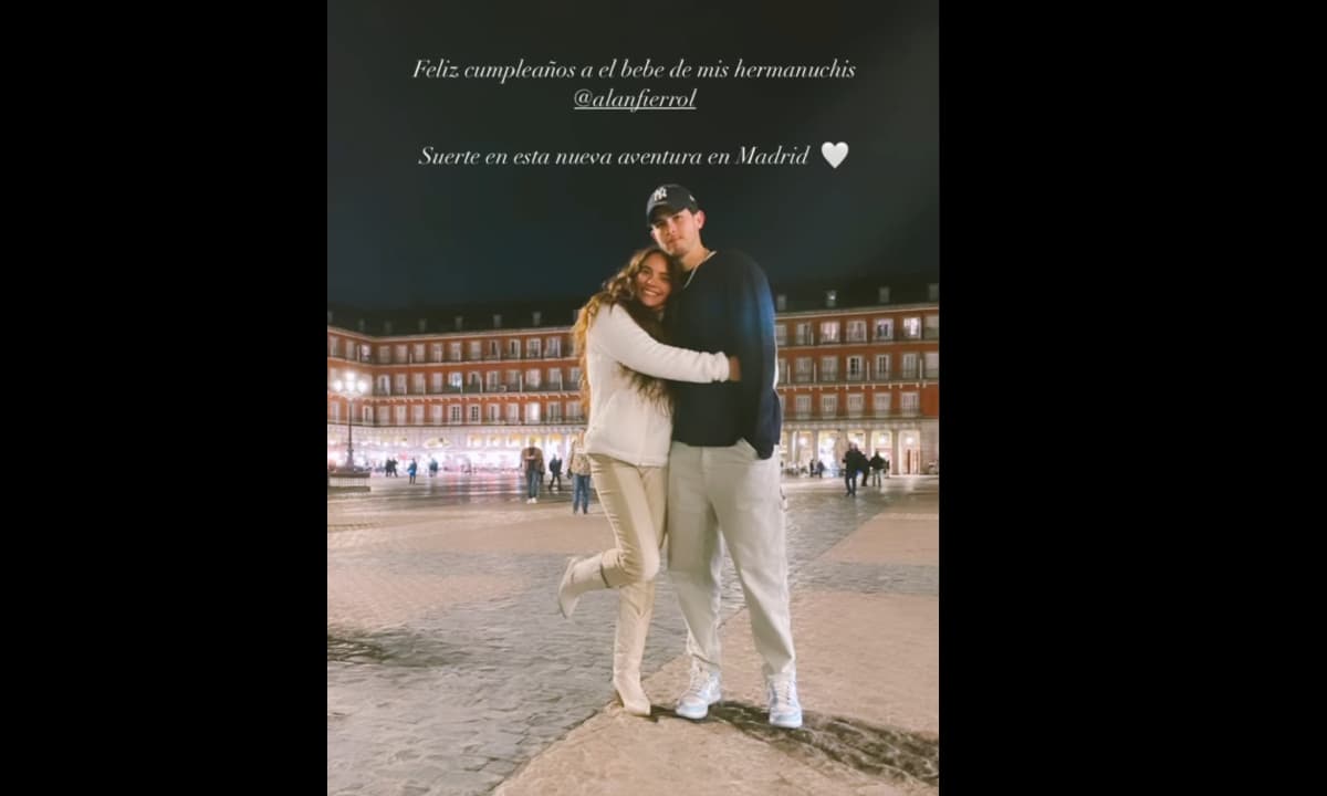 La actriz publicó una tierna foto junto a uno de los jóvenes