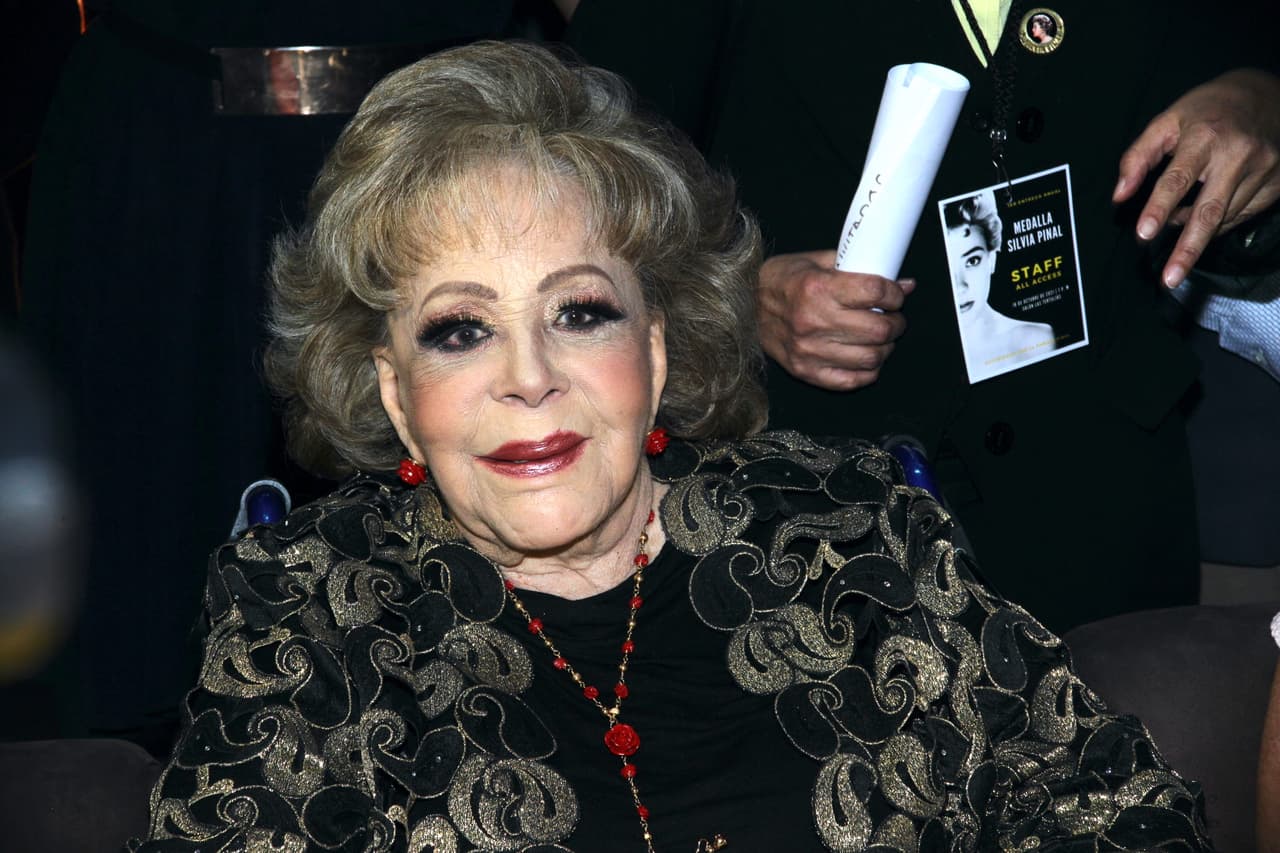 Hospitalizan a Silvia Pinal por Covid-19.