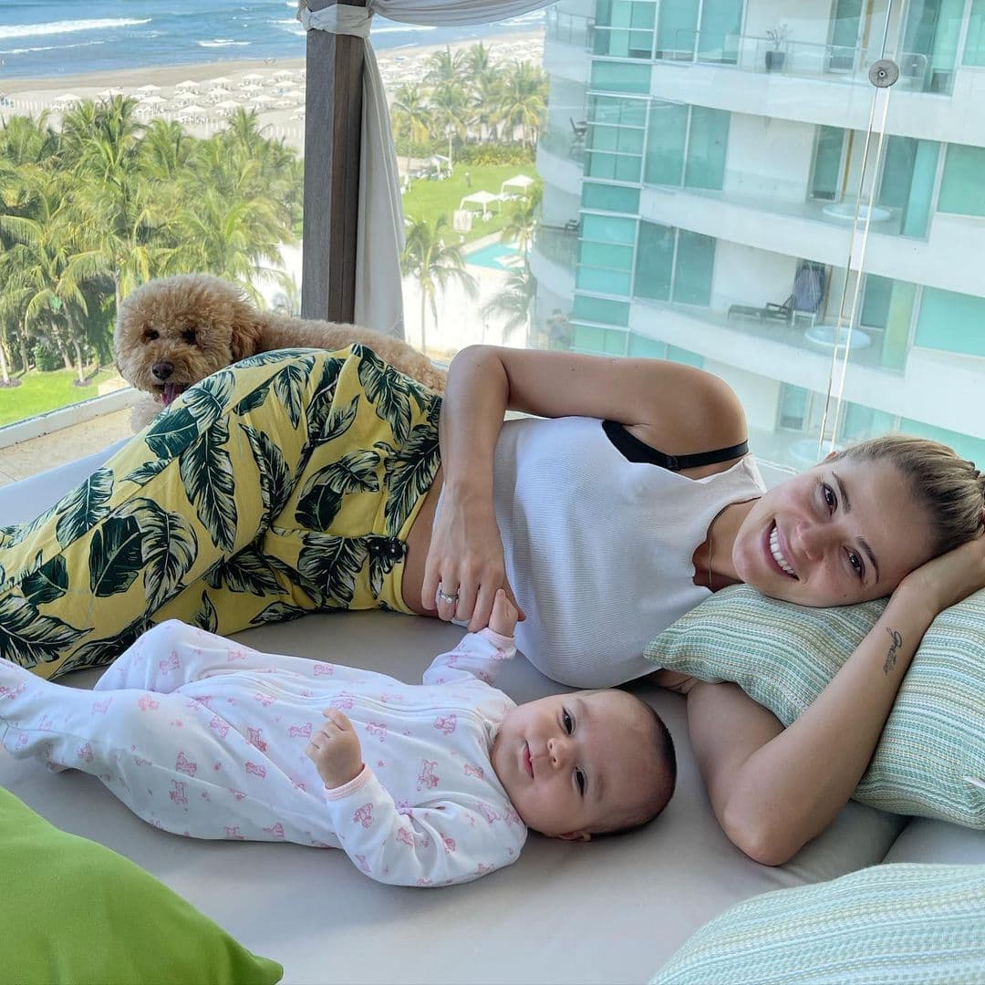 Thuany Martins, prometida de Adrián Uribe, es otra de las mamás primerizas que parece que jamás pasó un bebé por su vientre y es que a las pocas semanas de haber recibido a la pequeña Emily, la modelo brasileña presumió abdomen de impacto en su primera sesión de fotos junto a su primogénita.