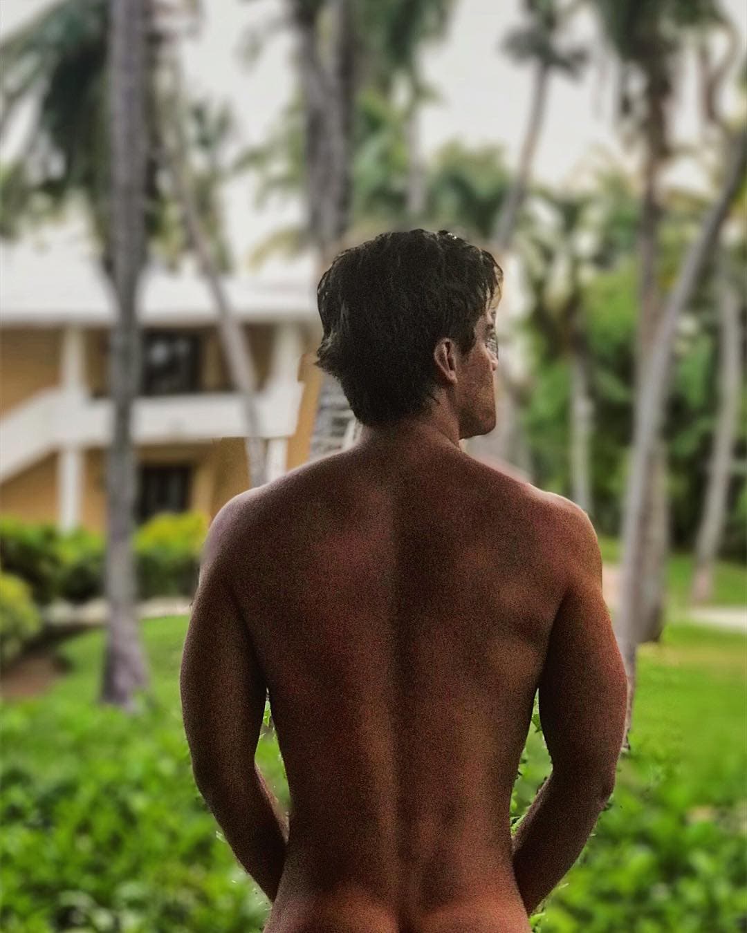Aunque tapó su trasero, los fieles admiradores de Polo Morín agradecieron que comparta esa clase de fotos.