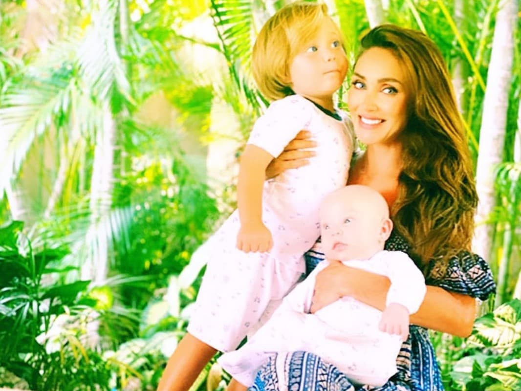 Anahí demuestra que sus hijos son sus clones en foto junto a su esposo: ‘Son tu versión mini’