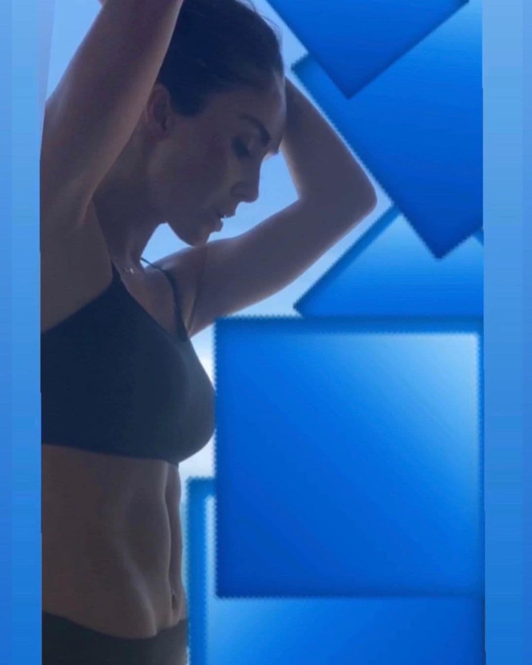 Anahí es otras de las mamás que en el 2020 dieron la bienvenida a sus segundos hijos y que lograron recuperara su figura más rápido de lo que la misma gente podía creer y es que la exRBD fue blanco de críticas luego de que apareció con ropa de ejercicio a poco tiempo de dar a luz por lo que tuvo que salir a aclarar que usaba esos atuendos porque se sentía cómoda con ella durante el postparto y que regresaría a los entrenamientos hasta que el médico se lo indicara.