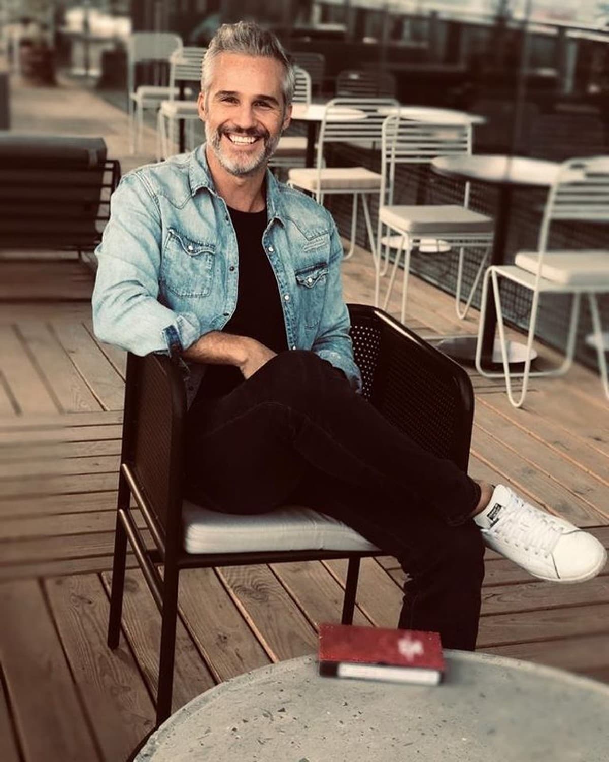 Juan Pablo Medina presume cómo juega golf con ayuda de su prótesis.