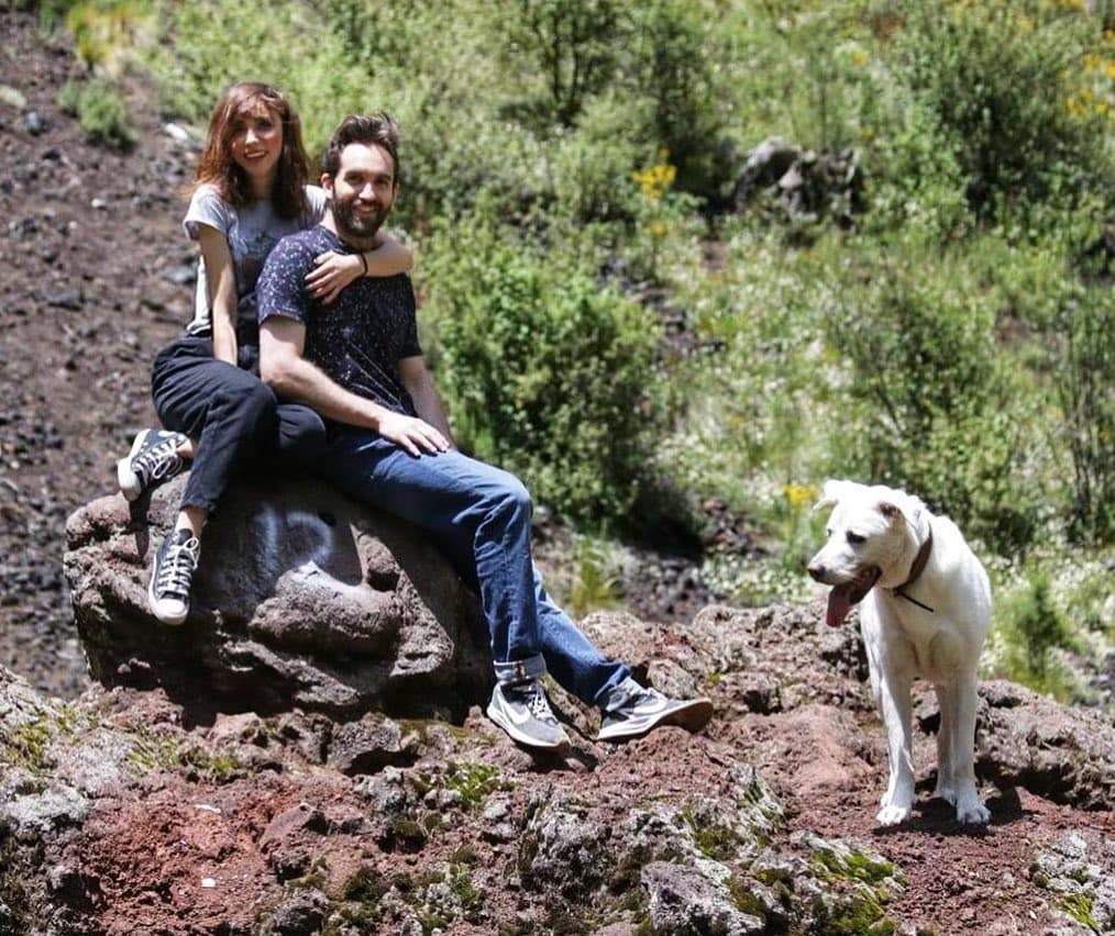 La primera vez que la conductora de Netas Divinas se dejó ver con el músico fue el pasado 21 de julio, cuando publicó fotos junto a él y con el güero, su mascota.