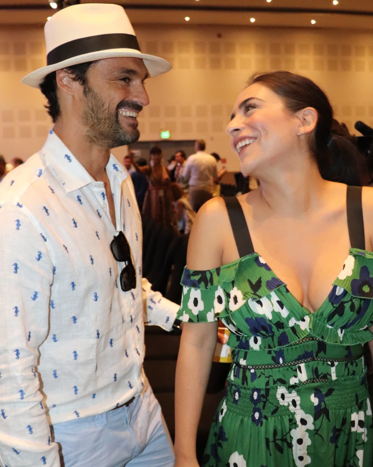 Sonriente, Ana Brenda Contreras estuvo con Iván Sánchez en los Premios Platino