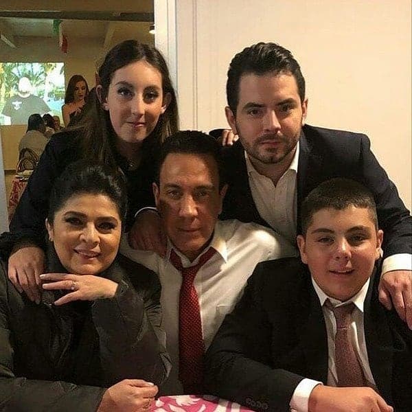 Hijos de Victoria Ruffo celebran su cumpleaños con fotos inéditas y tremendos arreglos florales