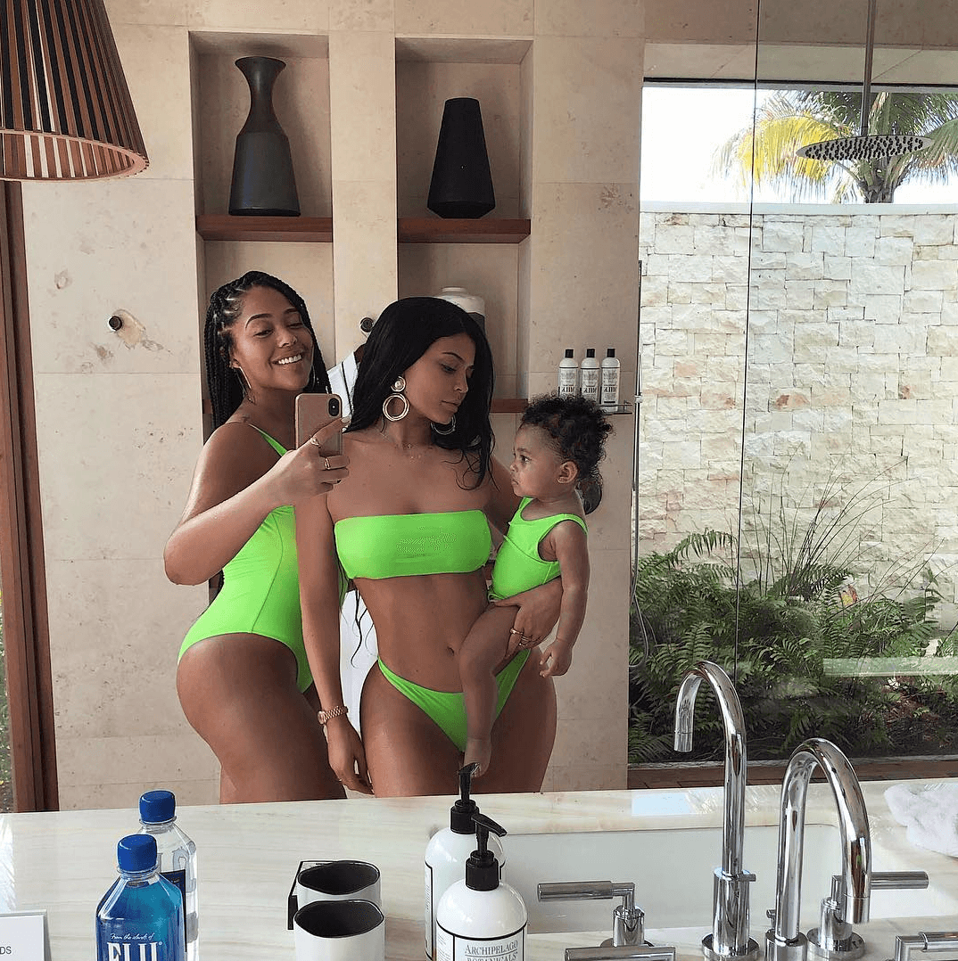 Kylie Jenner y Jordyn Woods son amigas desde hace casi 10 años. “Kylie paga todo en su vida e incluso le compró un coche a Jordyn”, le dijo una fuente a E! News. “Jordyn ha estado con ella en todas sus vacaciones. Su familia entera fue invitada a la fiesta de Navidad y a la fiesta de cumpleaños de Stormi”.