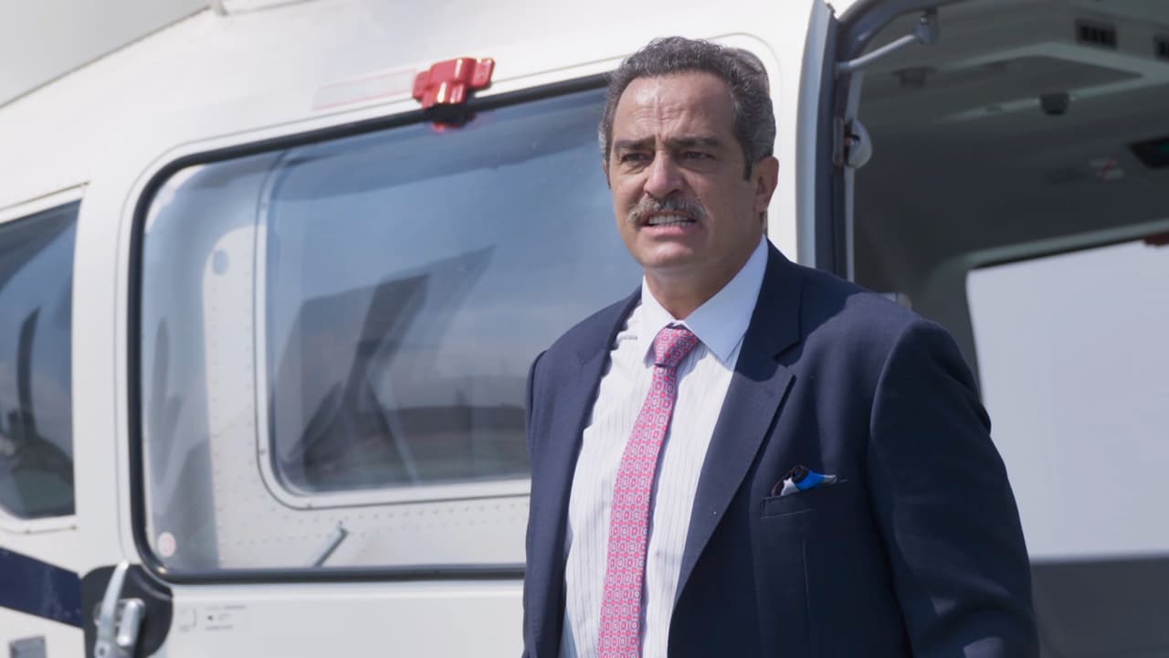 Cuando está a punto de escapar en su helicóptero, 'Mario' y 'Omar' intentan impedírselo, pero 'Elías' dispara sin piedad contra 'Mario'...