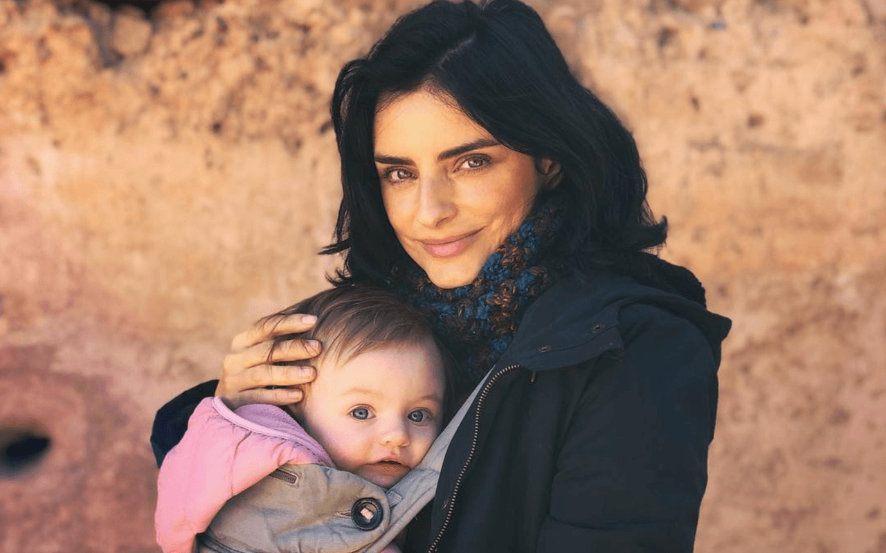 Aislinn Derbez dice sí a la lactancia, celebrando un año de amamantar a Kailani
