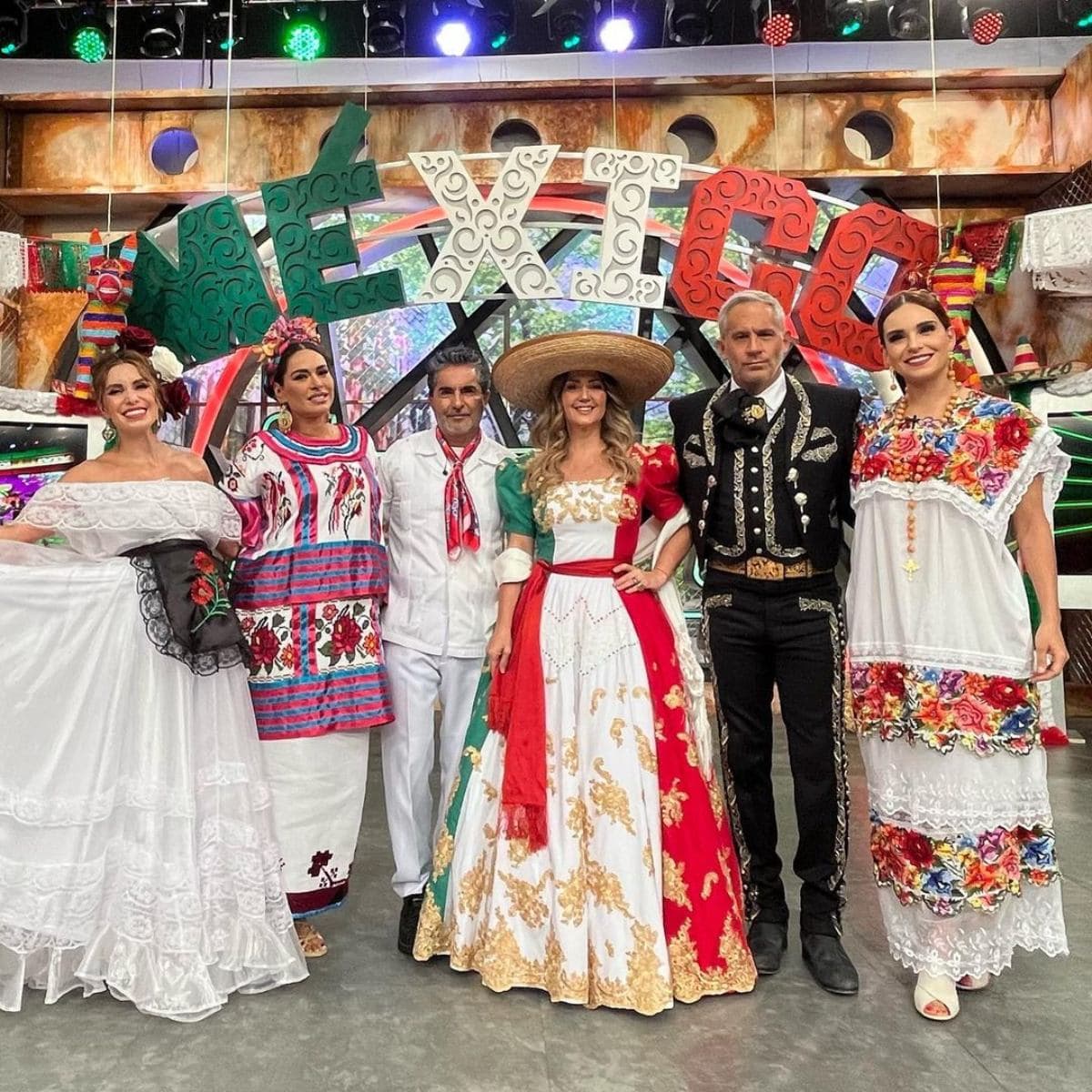 Cada una de las presentadoras utilizó un traje típico de México