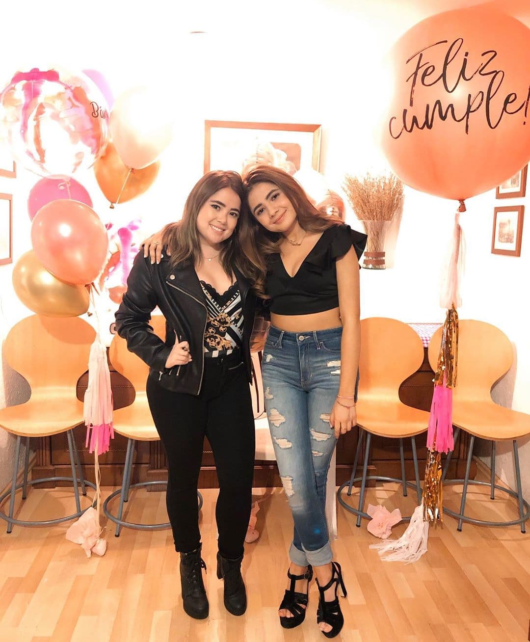 “Feliz Cumple a mi hermana, la más loquita, pero siempre la más cariñosa y noble. Te amo con todo mi corazón, deseo que cumplas todo lo que anhelas y que siempre seas muy feliz. Gracias por ayudarme a sorprenderla con este detalle tan bonito”, señaló la actriz.