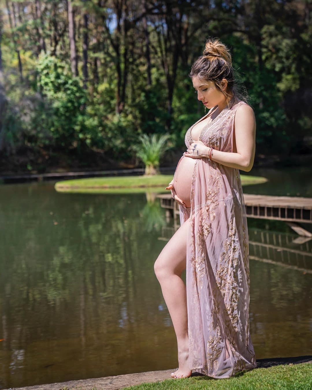 Tania Gattas, famosa por su participación en el reality ‘Acapulco Shore’, dio a conocer en noviembre pasado que se convertiría en madre por primera vez de un niño al que llamará Luca. “Una nueva etapa inicia llena de dudas, amor e incertidumbre, pero prometo ante todo y todos darte todo lo que tengo y una vida llena de amor y felicidad”, indicó.