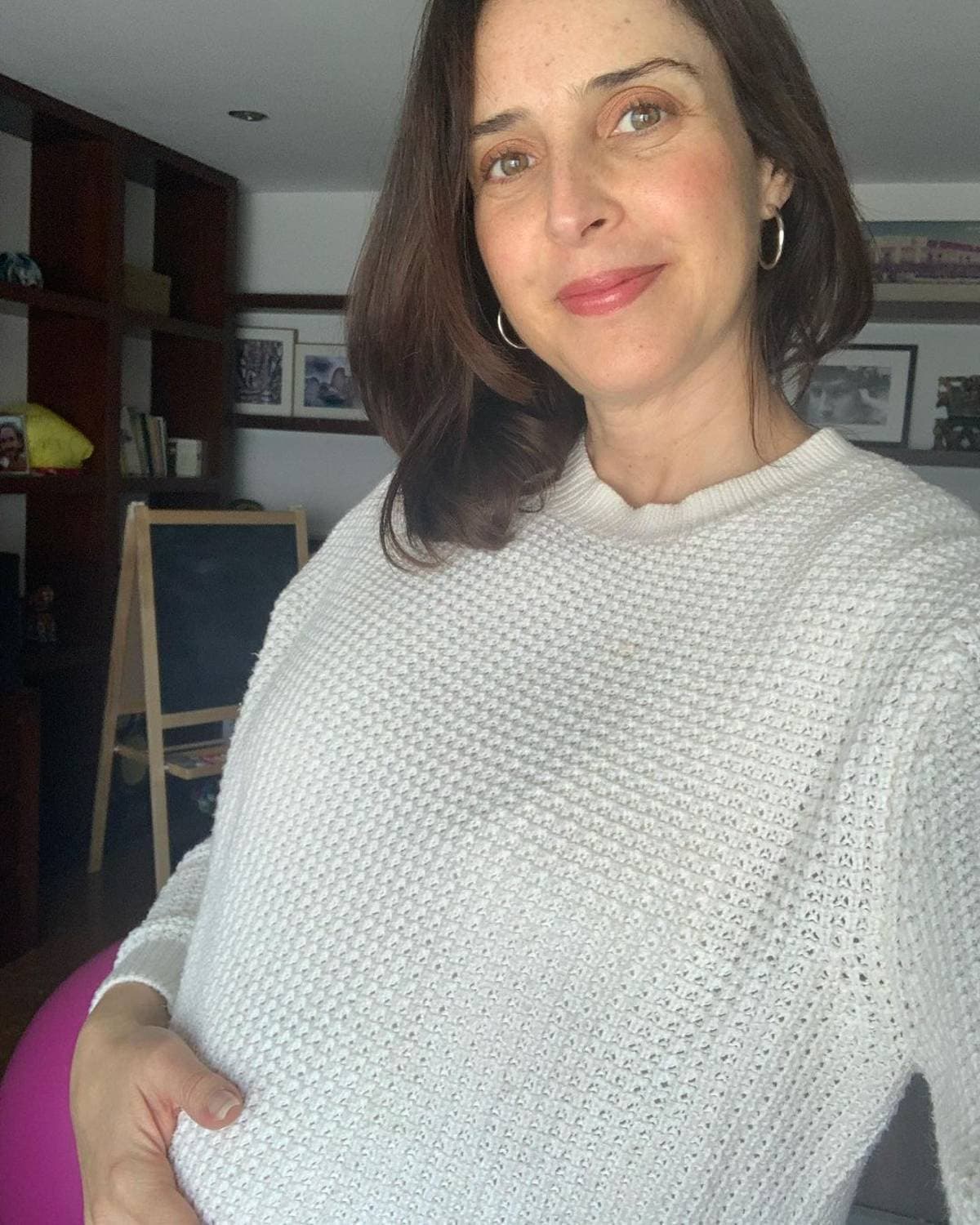 Irán Castillo muestra cuánto ha crecido su pancita de embarazo y cómo se prepara para su parto.