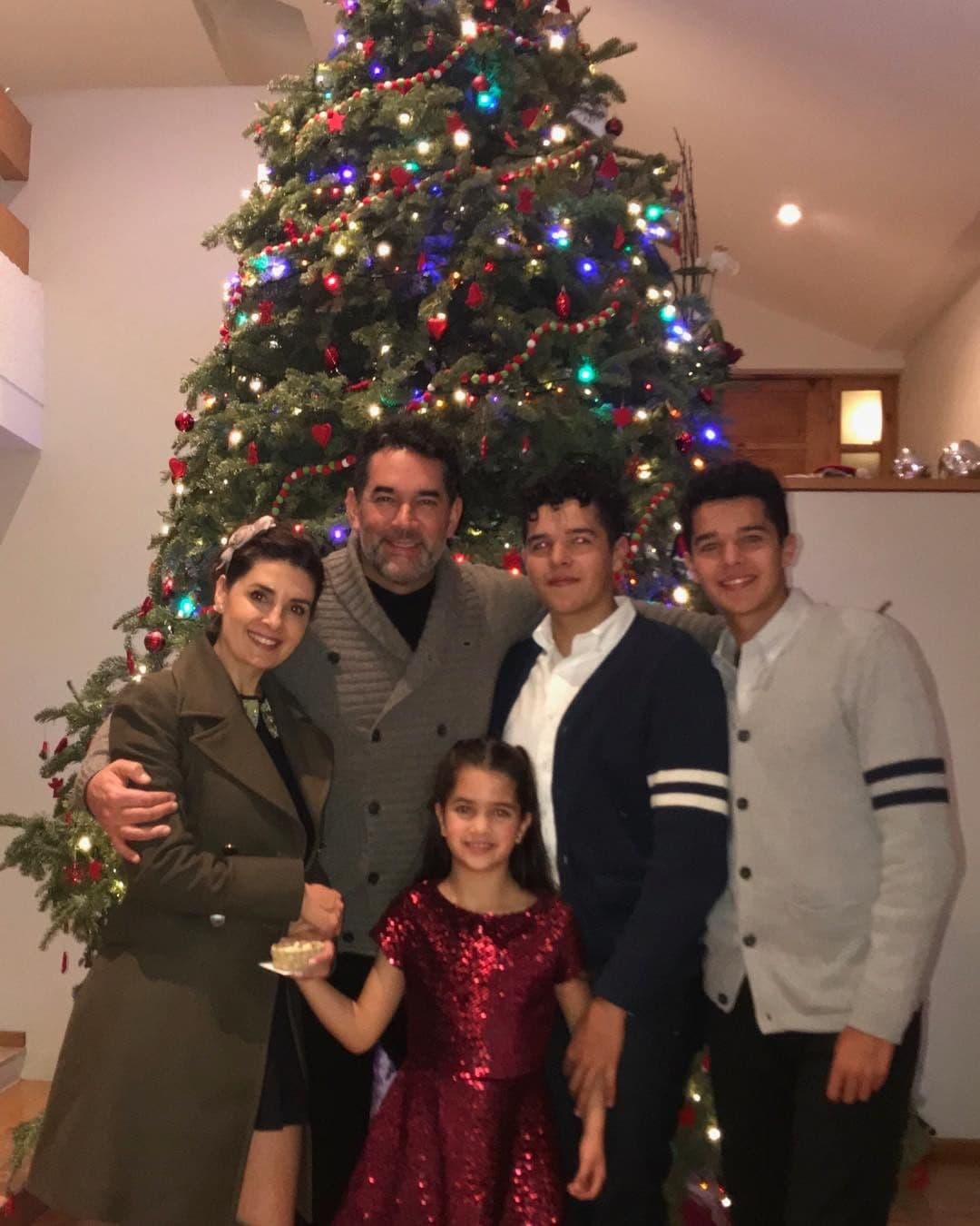 Este lunes 3 de agosto, Eduardo Santamarina e Itatí Cantoral están de fiesta, ya que celebran el cumpleaños número 20 de sus gemelos Roberto Miguel y José Eduardo, quienes también recibieron una emotiva felicitación por parte de su madrastra Mayrín Villanueva.