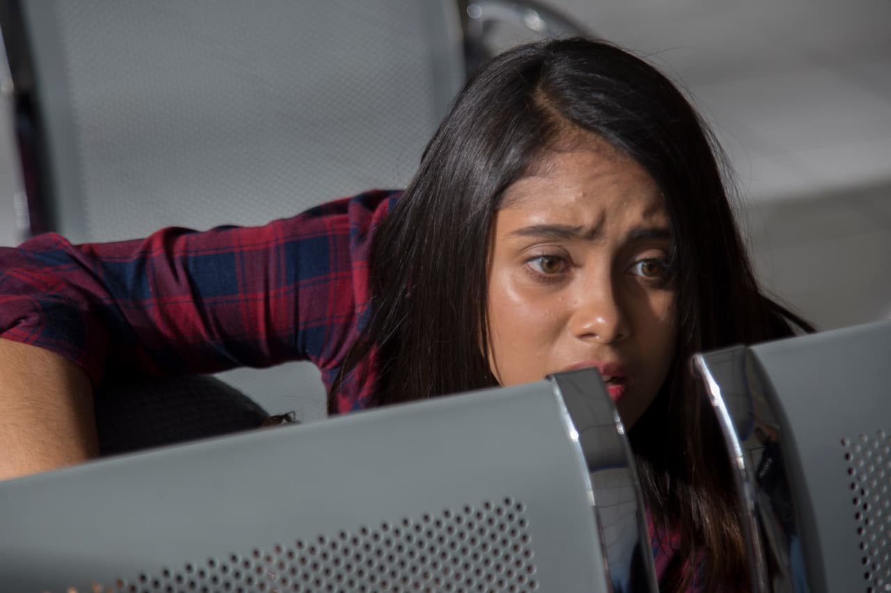 Pobre 'Yamelí', no conforme tuvo que sufrir la muerte de sus padres, ahora vive un asalto por culpa de 'Charly'.