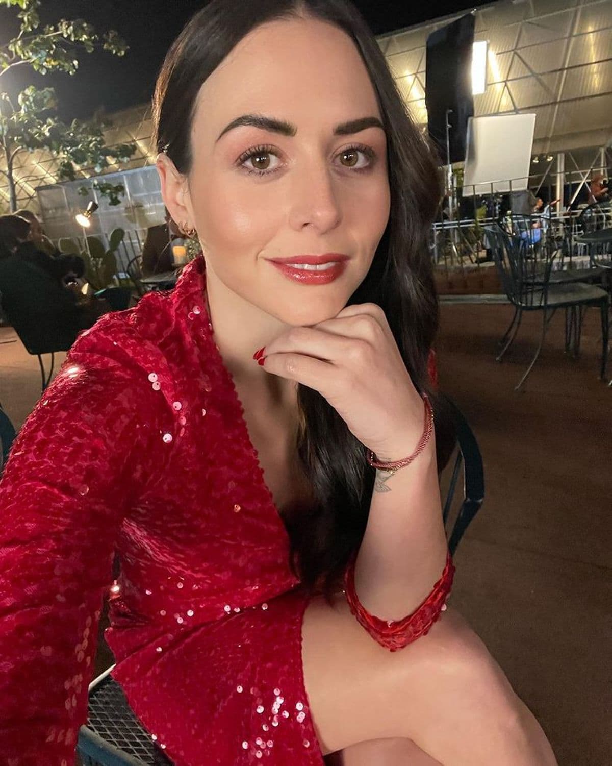 Zuria Vega posa con lujoso collar y arriesgado outfit