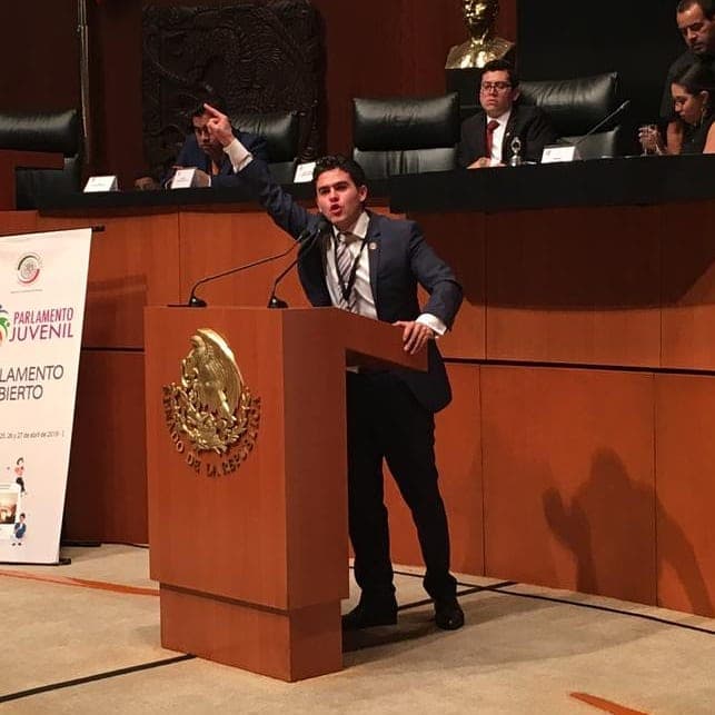 Gracias a su preparación, formó parte del Parlamento Juvenil en el Senado de la República.