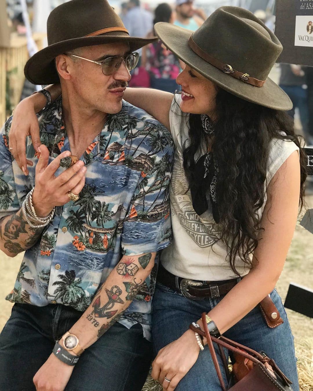 Aunque en los últimos años son más abiertos con su relación en redes sociales, desde 2016 se les comenzó a ver juntos e incluso acapararon algunos titulares cuando los captaron besándose.