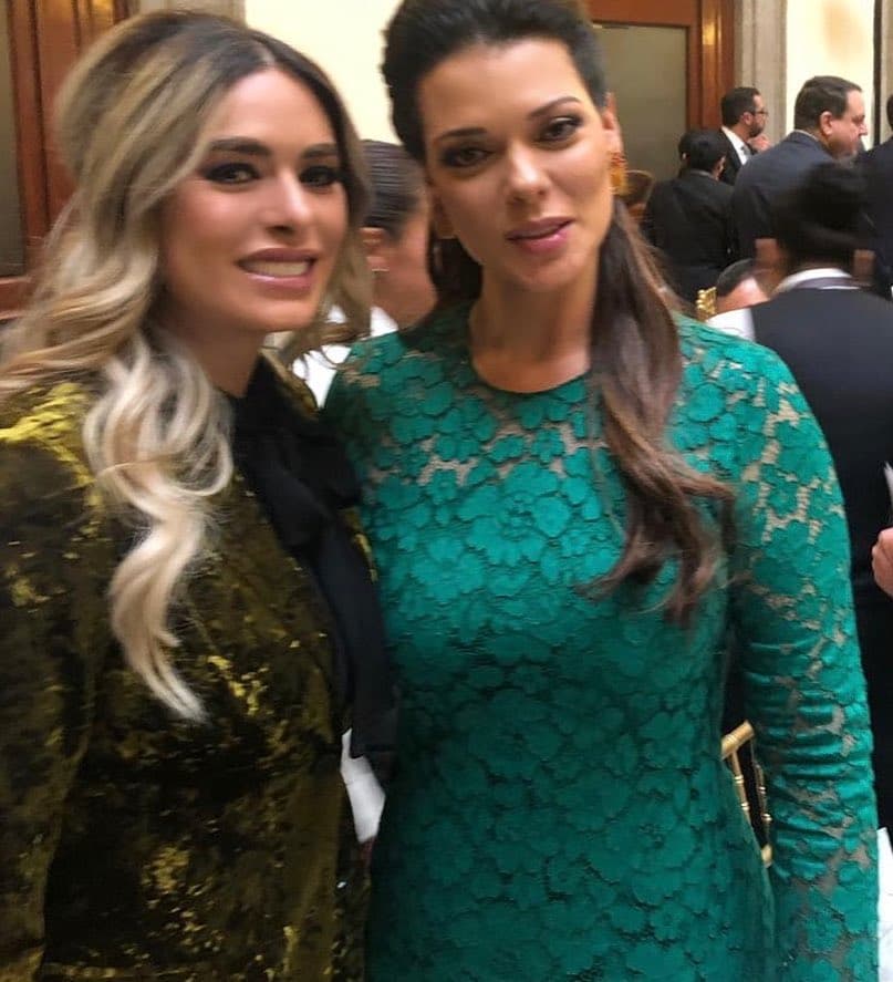 Lució un conjunto de terciopelo color verde olivo, acompañado de un maquillaje discreto.