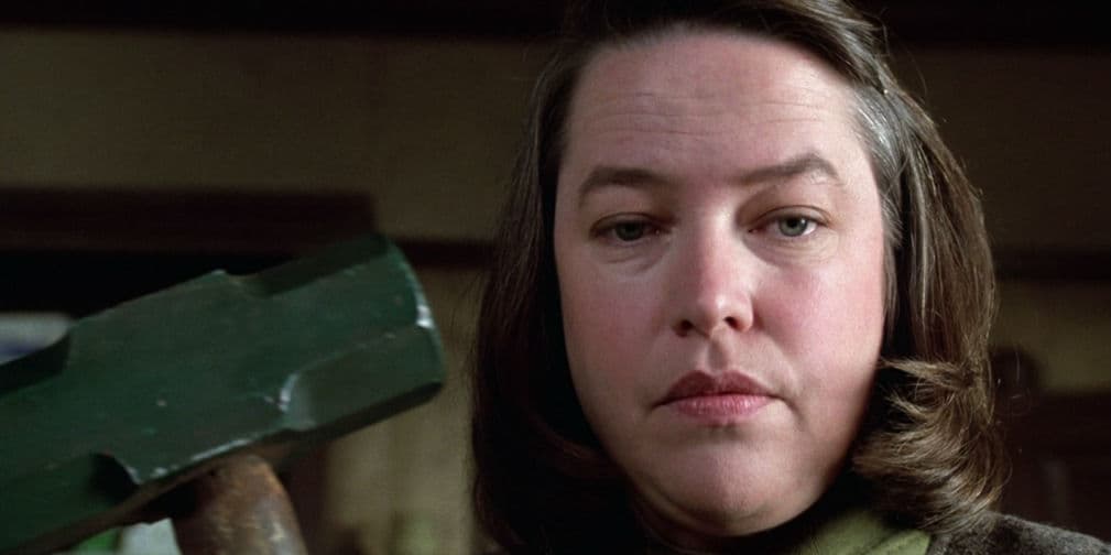 Misery: Un escritor llamado Paul Sheldon es secuestrado y torturado por su admiradora más ferviente.