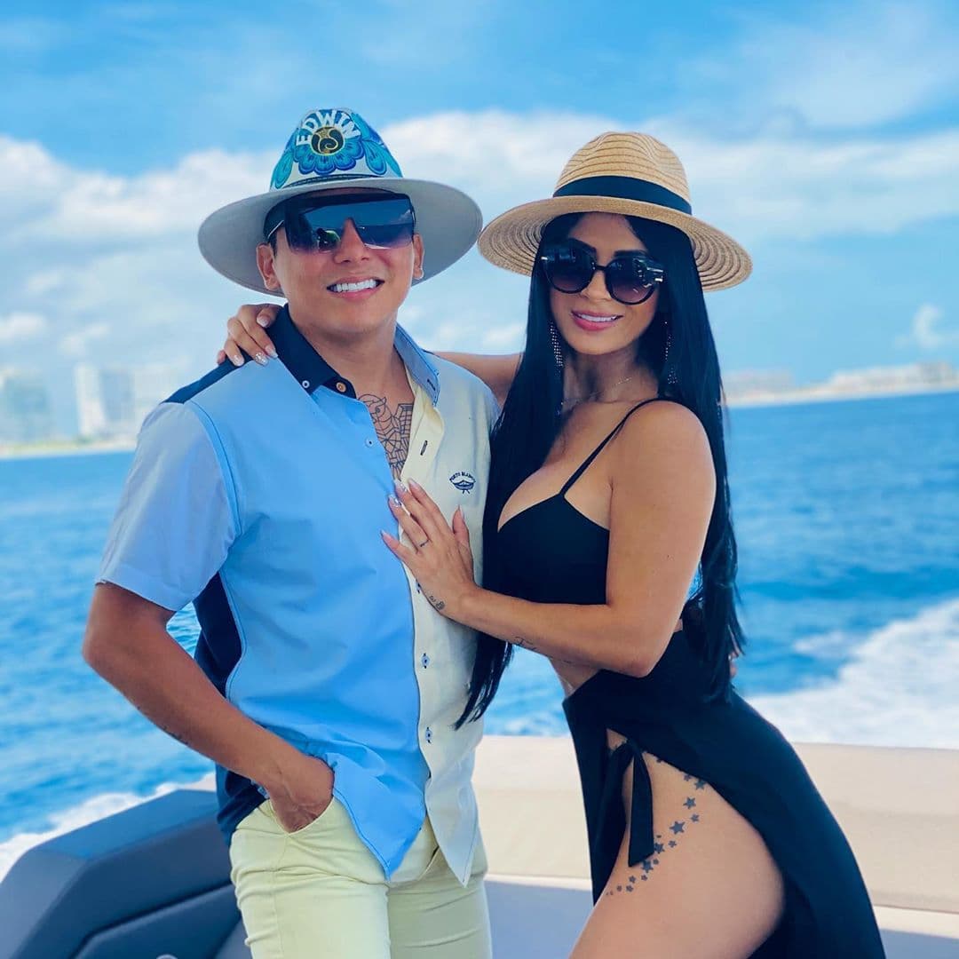 “Jamás por encima de ti, jamás por debajo de ti, siempre estaré a tu lado. Codo a codo, mano a mano”, señaló. Las palabras conmovieron a la modelo, quien de inmediato respondió: ‘Siempre mi amor, más únicos que nunca’.