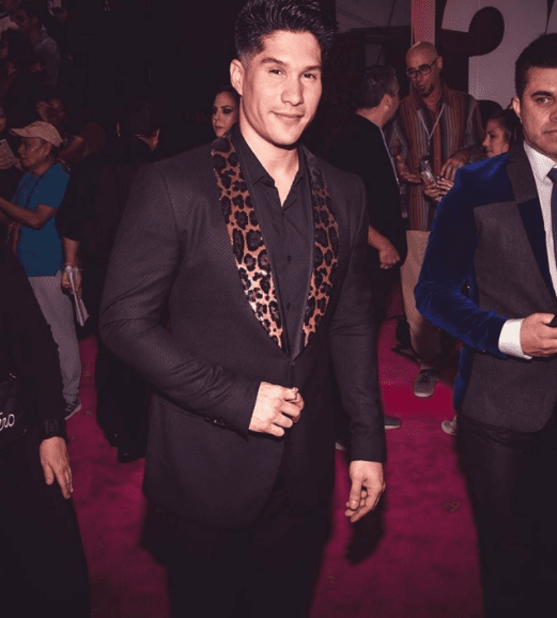 Chyno Miranda sorprendió con un traje diferente, posicionándose entre los peor vestidos.