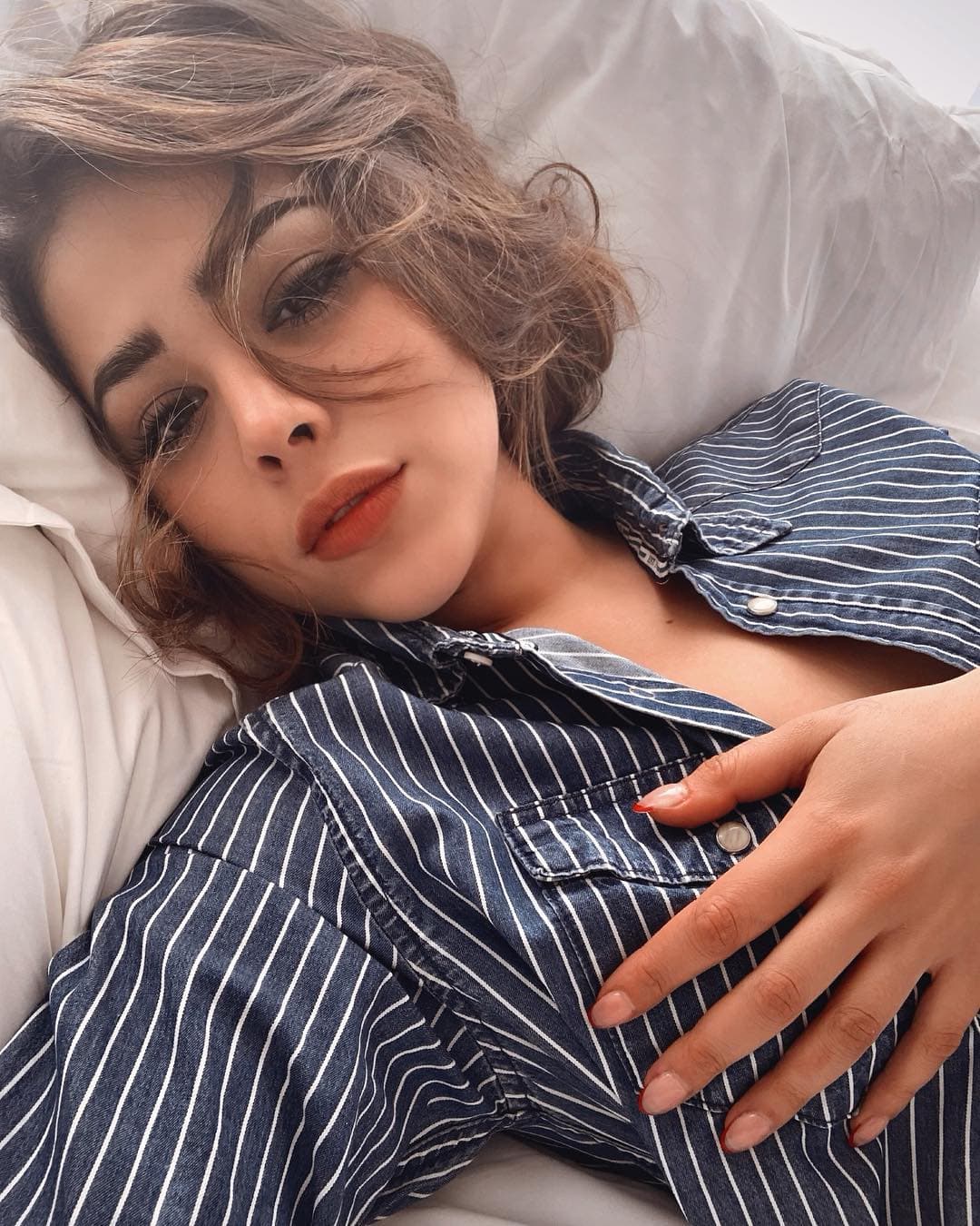 Danna Paola estrenó este jueves el tema ‘Mala fama’ en el que hace referencia a los múltiples titulares de prensa en los que, equivocadamente, la han relacionado sentimentalmente con otras estrellas: “Yo duermo sola en mi cama & no me preocupa mi mala fama”, canta la intérprete en su nuevo sencillo.