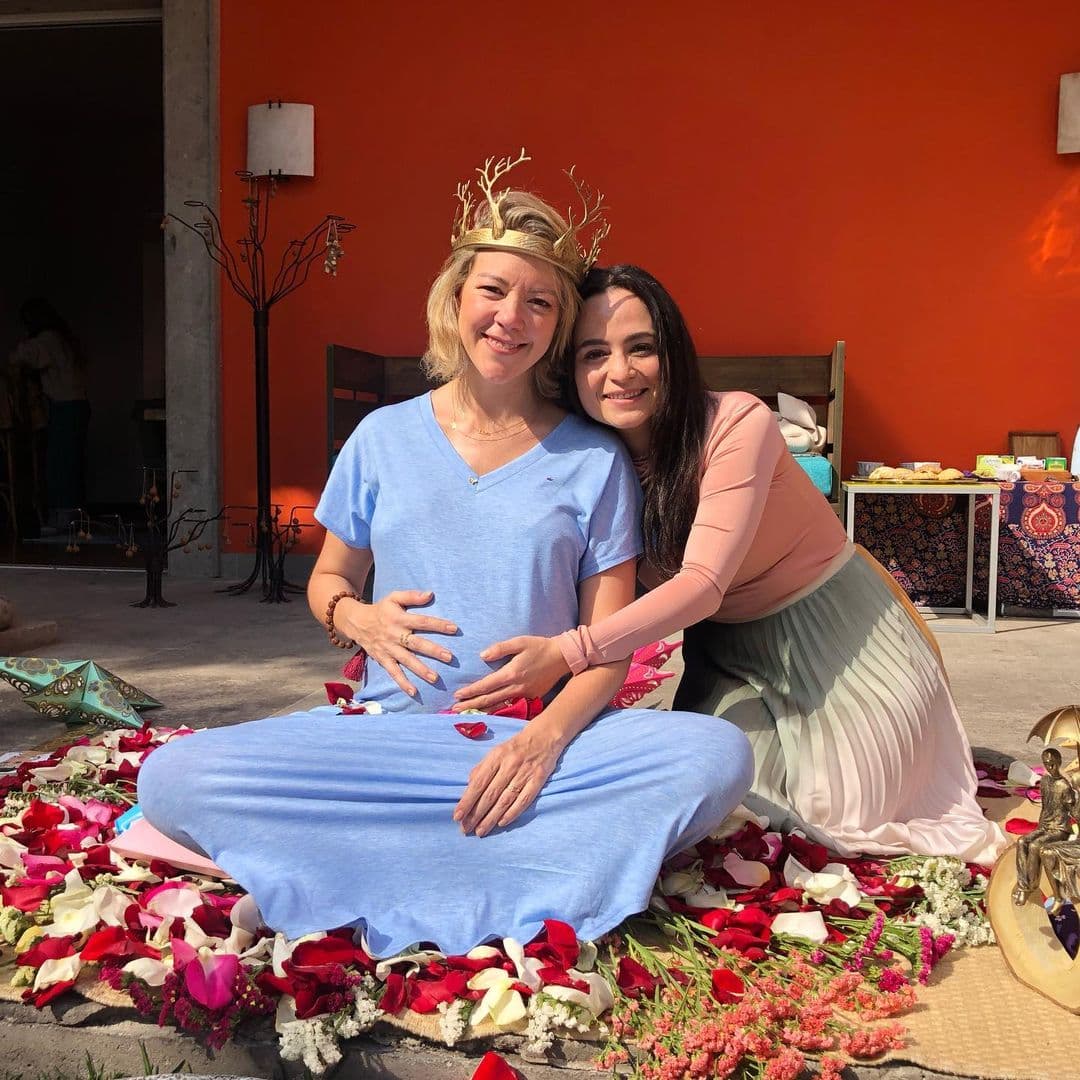 “Gracias @barbarapay @rossananf por este hermoso regalo de ritual pero sobre todo por tenerlas tomándome la mano siempre, a mis amigas @damaamad @wuerever @estelacalderon @tamaramazarrasa madrinas llenas de dones y de cariño, gracias por estar, por sus regalos, por sus palabras y por poner el corazón en esta ceremonia para mí y mi bebé, aun a las que no pudieron estar físicamente las sentí presentes conmigo @angeliqueboyer @mariadelcarmen_felix", agregó.