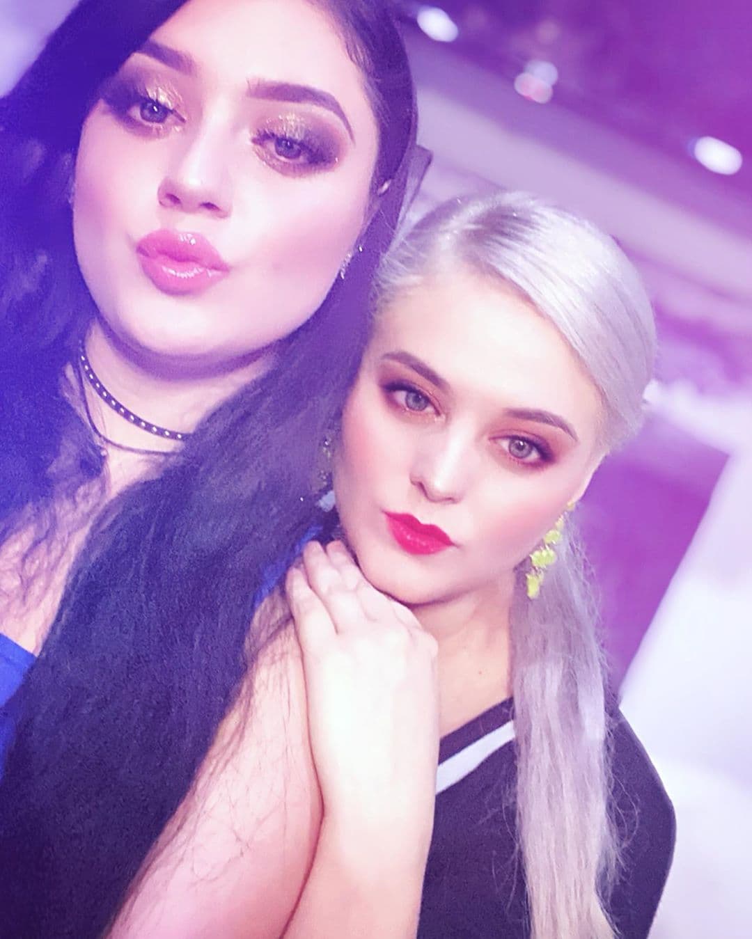 Azul Lozano es ocho años menor que la protagonista de telenovelas como ‘Al diablo con los guapos’ y ‘En nombre del amor’. La joven es directora de ventas de una marca de maquillaje, en la cual desde hace algunos meses también trabaja su hermana.