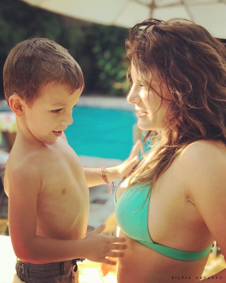 Hijo de Silvia Navarro impacta por el gran parecido con la actriz y famosos dicen: ‘Los más guapos’