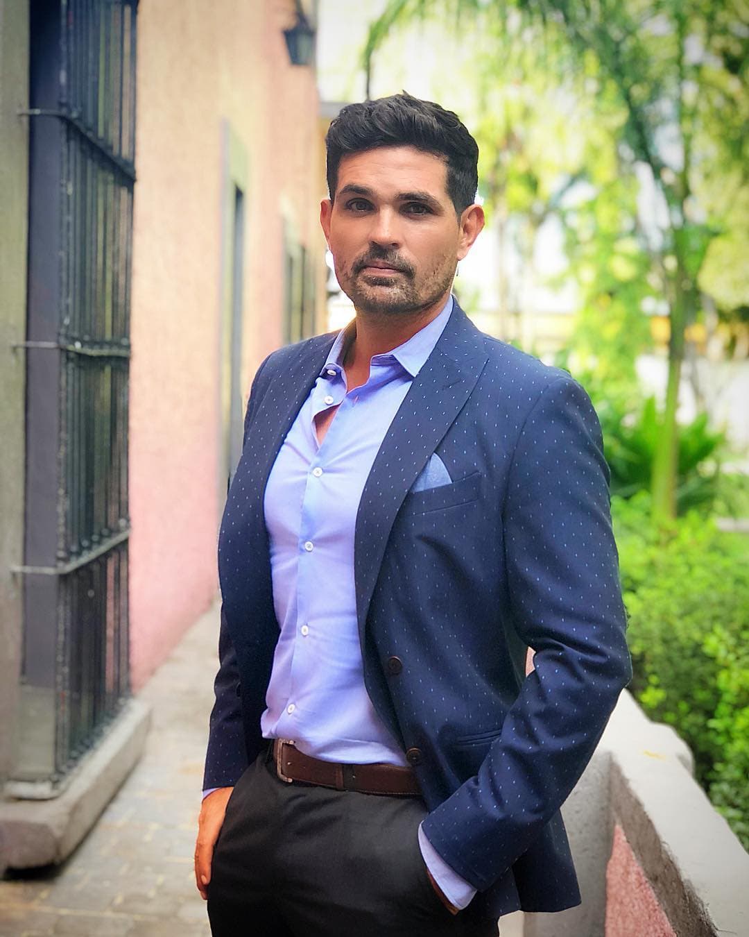 Ferdinando Valencia muestra su cuerpo lleno de tatuajes tras anunciar que será papá