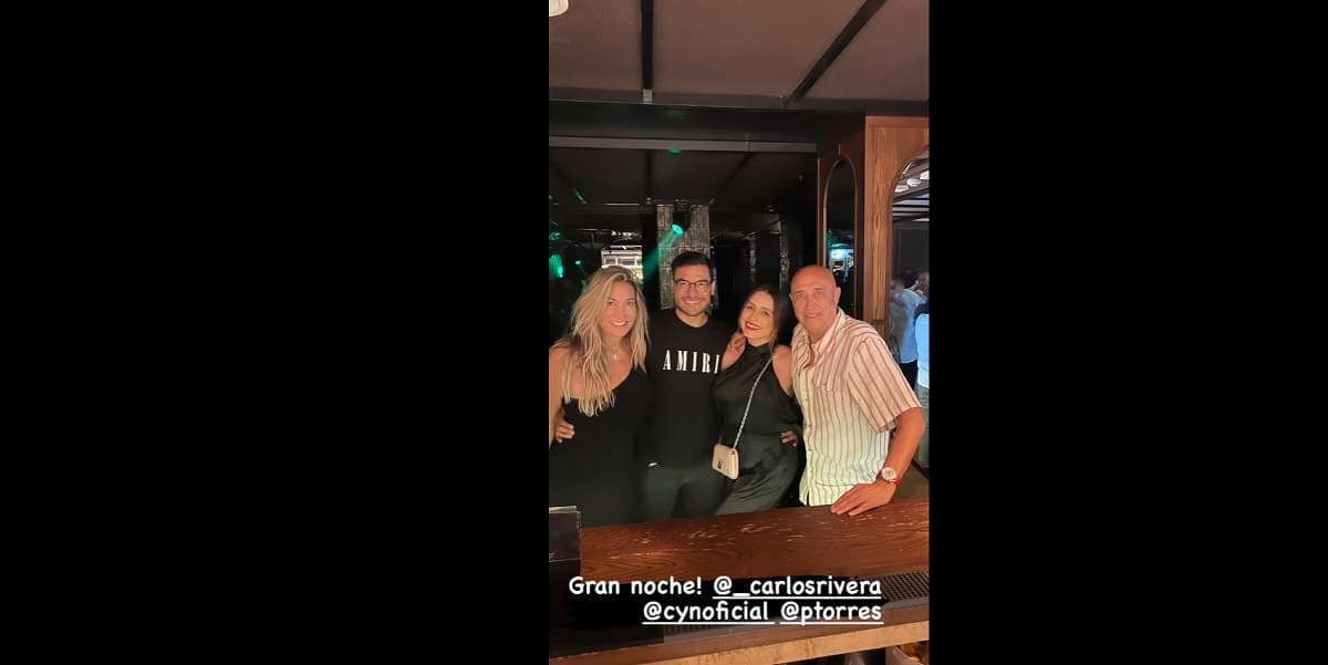 La pareja posó muy sonriente con el productor Pedro Torres