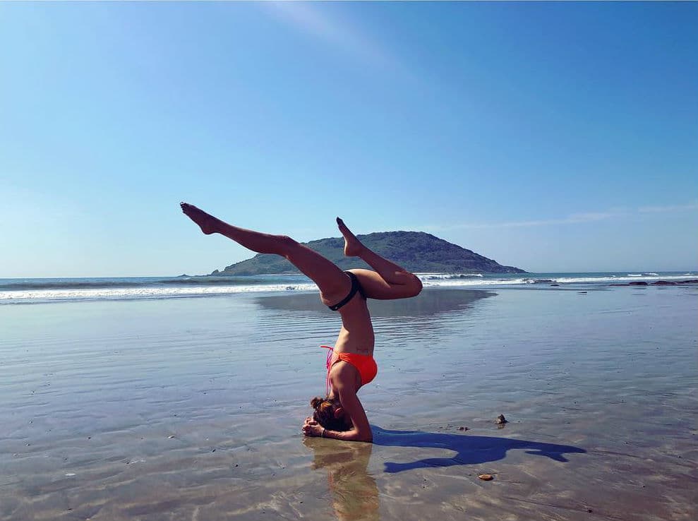 También ama hacer Yoga y Pilates.