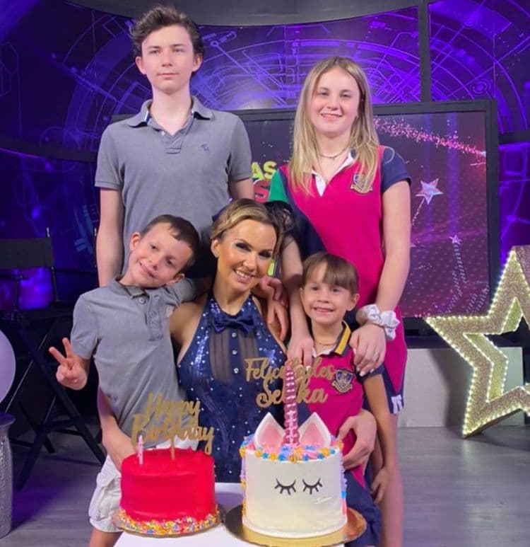 Michelle Vieth siempre llama la atención por el gran parecido que sus hijos tienen con ella y es que Michelle, Leandro, Christian y Selika son idénticos a la actriz.