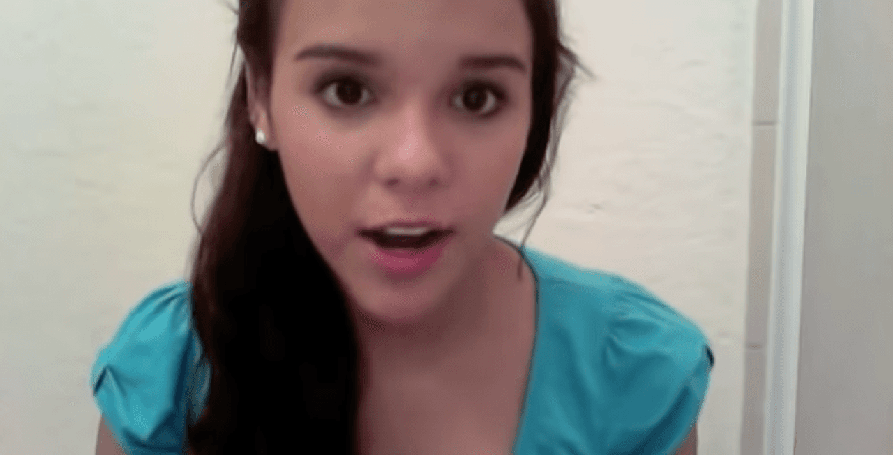 La joven subió su primer video a YouTube en 2009 con la intención de ganar un concurso de maquillaje. Sin embargo, fue hasta el 23 de julio de 2010 que comenzó a estar más activa en la plataforma ofreciendo consejos básicos para el cuidado de la piel
