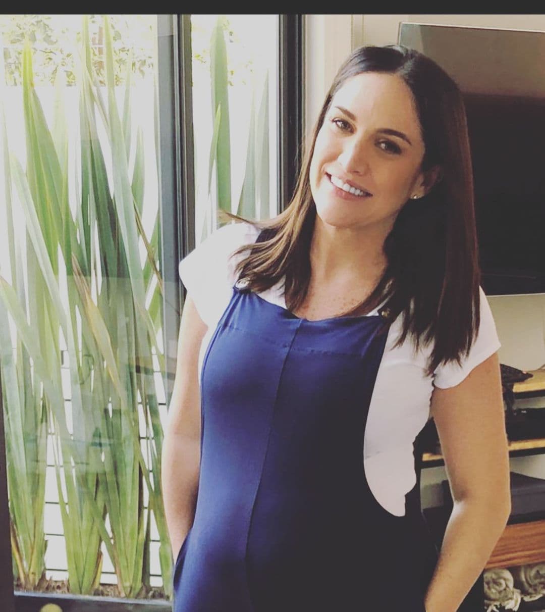 Danielle Dithurbide deja un nudo en la garganta al despedirse de su noticiero a punto de dar a luz