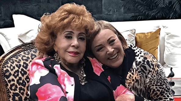 Mientras que Pasquel, quien también publicó una imagen junto a su famosa progenitora, dijo: "Mamita preciosa, eres luz y felicidad, quédate con nosotros por muchos años más. ¡Te amamos y celebramos tu vida Pinal ! #LaGranDivaDeMéxico #90Años".