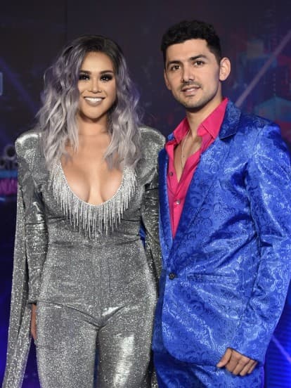 Gomita y Miguel Martínez se encontraron en la alfombra azul de Premios Bandamax en donde aprovecharon el momento para saludarse.