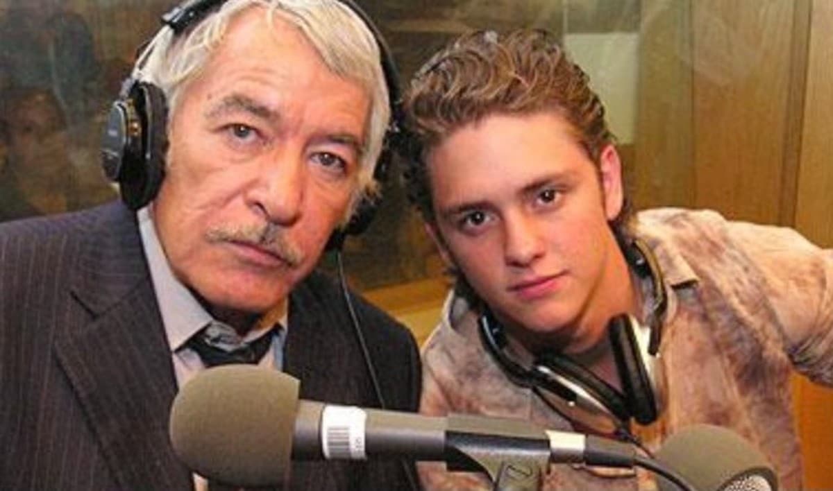 Rebelde. En 2004 impactó con su magistral interpretación de ‘León Bustamante’. En la telenovela juvenil siempre se dejó ver con lentes oscuros, cabello canoso corto y portando trajes sastres, pues daba vida a un político.
